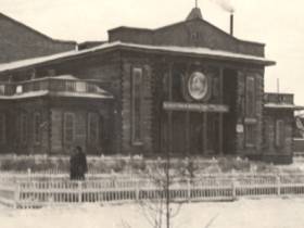 «Готовим яркую премьеру»: Русский драмтеатр отмечает 132-летие