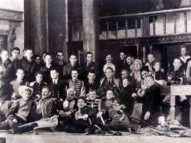 «Готовим яркую премьеру»: Русский драмтеатр отмечает 132-летие