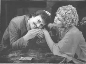 «Готовим яркую премьеру»: Русский драмтеатр отмечает 132-летие