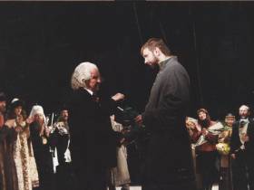 «Готовим яркую премьеру»: Русский драмтеатр отмечает 132-летие