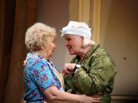 «Готовим яркую премьеру»: Русский драмтеатр отмечает 132-летие