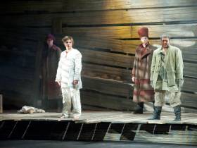 «Готовим яркую премьеру»: Русский драмтеатр отмечает 132-летие