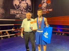 Руководство реготделения ЛДПР наградило призера первенства России по боксу Павла Васильева