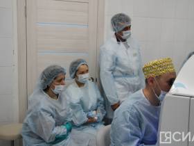 Хирург из Иркутска провела мастер-класс на новом лазере для якутских офтальмологов