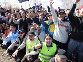 Глава Якутии принял участие в экологической акции «Чистая земля Олонхо»