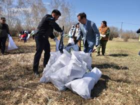 Глава Якутии принял участие в экологической акции «Чистая земля Олонхо»