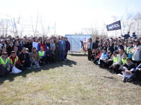 Глава Якутии принял участие в экологической акции «Чистая земля Олонхо»