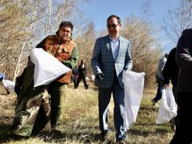 Глава Якутии принял участие в экологической акции «Чистая земля Олонхо»