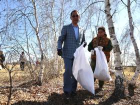 Глава Якутии принял участие в экологической акции «Чистая земля Олонхо»