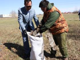 Глава Якутии принял участие в экологической акции «Чистая земля Олонхо»