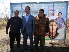 Глава Якутии принял участие в экологической акции «Чистая земля Олонхо»