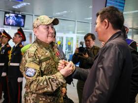 В аэропорту Якутска торжественно встретили Героя России Александра Колесова