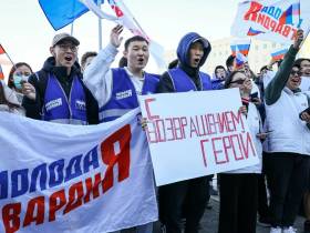 В аэропорту Якутска торжественно встретили Героя России Александра Колесова