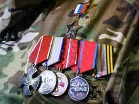 В аэропорту Якутска торжественно встретили Героя России Александра Колесова