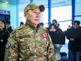 В аэропорту Якутска торжественно встретили Героя России Александра Колесова