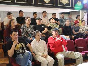 Замминистра культуры Якутии встретилась с труппой театра эстрады после требований уволить Чаранскую