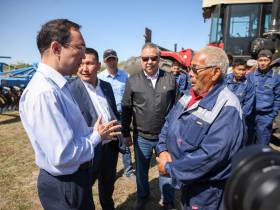 Глава Якутии протестировал новый пропашной трактор кооператива «Хачыкаат»