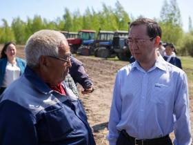 Глава Якутии протестировал новый пропашной трактор кооператива «Хачыкаат»