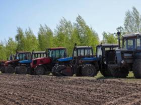 Глава Якутии протестировал новый пропашной трактор кооператива «Хачыкаат»