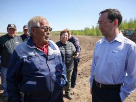 Глава Якутии протестировал новый пропашной трактор кооператива «Хачыкаат»