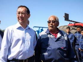 Глава Якутии протестировал новый пропашной трактор кооператива «Хачыкаат»