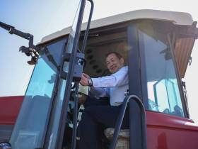 Глава Якутии протестировал новый пропашной трактор кооператива «Хачыкаат»