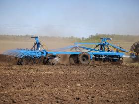 Глава Якутии протестировал новый пропашной трактор кооператива «Хачыкаат»