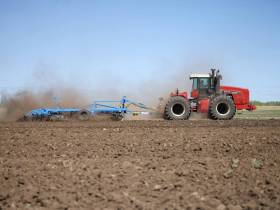 Глава Якутии протестировал новый пропашной трактор кооператива «Хачыкаат»