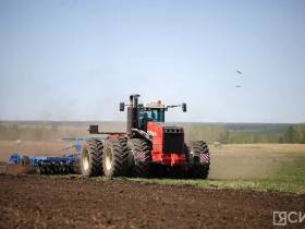 Глава Якутии протестировал новый пропашной трактор кооператива «Хачыкаат»