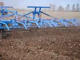 Глава Якутии протестировал новый пропашной трактор кооператива «Хачыкаат»