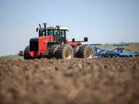 Глава Якутии протестировал новый пропашной трактор кооператива «Хачыкаат»