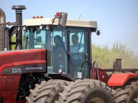 Глава Якутии протестировал новый пропашной трактор кооператива «Хачыкаат»