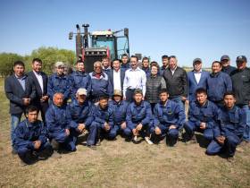 Глава Якутии протестировал новый пропашной трактор кооператива «Хачыкаат»