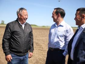 Глава Якутии протестировал новый пропашной трактор кооператива «Хачыкаат»