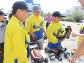 Гонки на радиоуправляемых машинках устроили школьники в Якутске