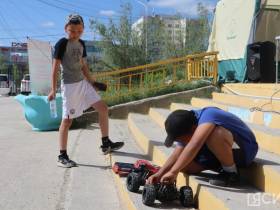 Гонки на радиоуправляемых машинках устроили школьники в Якутске