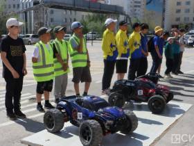 Гонки на радиоуправляемых машинках устроили школьники в Якутске