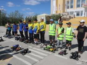 Гонки на радиоуправляемых машинках устроили школьники в Якутске