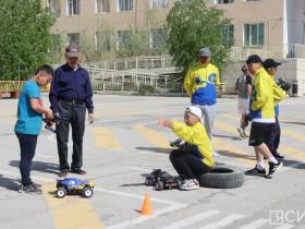 Гонки на радиоуправляемых машинках устроили школьники в Якутске