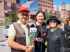 Фоторепортаж: в День русского языка к памятнику Александру Пушкину в Якутске возложили цветы