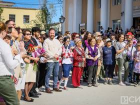 Фоторепортаж: в День русского языка к памятнику Александру Пушкину в Якутске возложили цветы