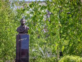 Фоторепортаж: в День русского языка к памятнику Александру Пушкину в Якутске возложили цветы