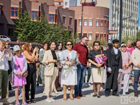 Фоторепортаж: в День русского языка к памятнику Александру Пушкину в Якутске возложили цветы