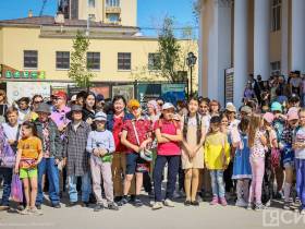 Фоторепортаж: в День русского языка к памятнику Александру Пушкину в Якутске возложили цветы