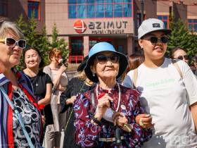 Фоторепортаж: в День русского языка к памятнику Александру Пушкину в Якутске возложили цветы