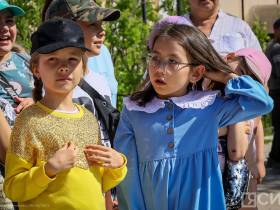 Фоторепортаж: в День русского языка к памятнику Александру Пушкину в Якутске возложили цветы