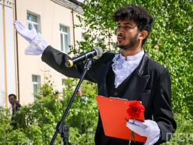 Фоторепортаж: в День русского языка к памятнику Александру Пушкину в Якутске возложили цветы