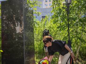 Фоторепортаж: в День русского языка к памятнику Александру Пушкину в Якутске возложили цветы