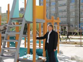 Николай Ноттосов: «Новые детские площадки в Мирном оснащаются скалолазными и канатными комплексами»