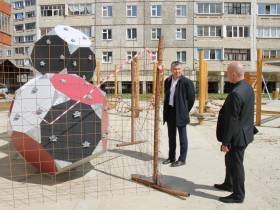 Николай Ноттосов: «Новые детские площадки в Мирном оснащаются скалолазными и канатными комплексами»